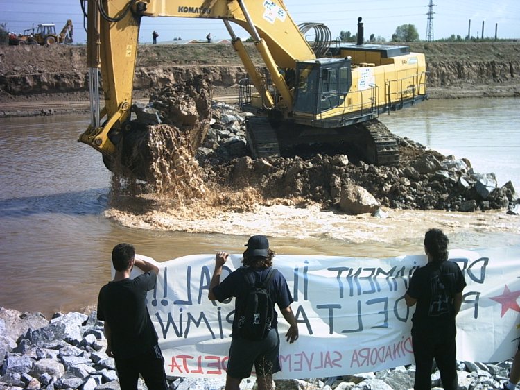 15 de setembre del 2004: moment en que es connectava la nova desembocadura del riu Llobregat (Font: Joan Montblanc)