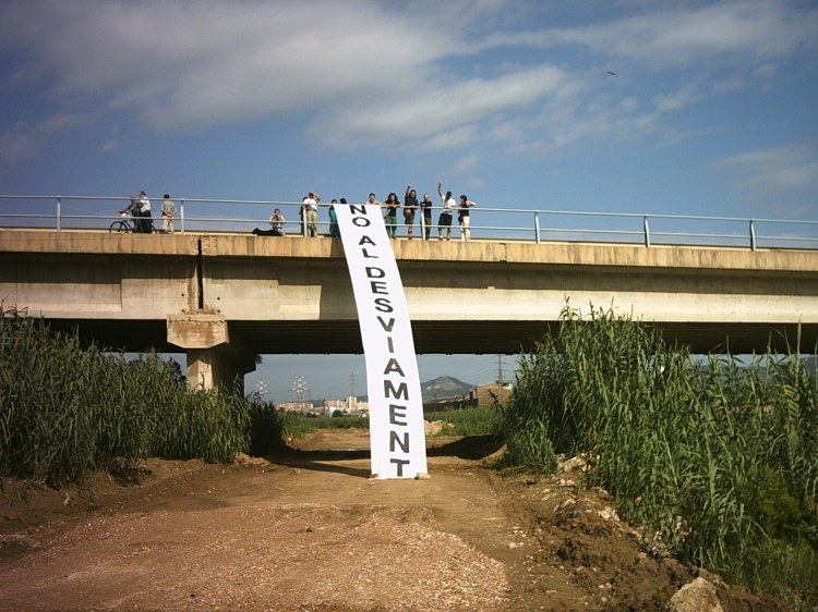 15 de setembre del 2004: protestes quan es va connectar la nova desembocadura del riu Llobregat (Font: Indymedia)
